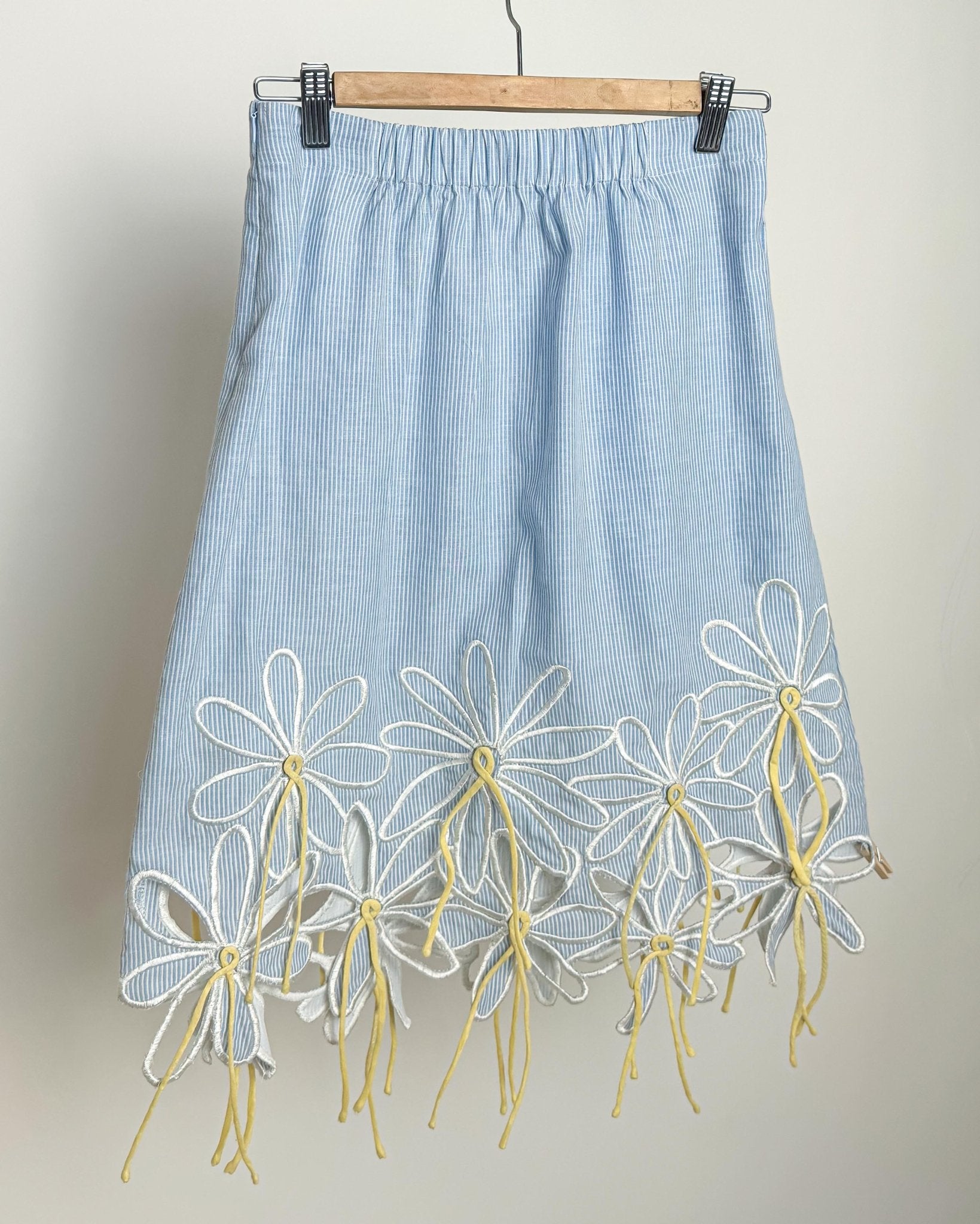 Blue Daisy Embroidered Skirt - erised pret