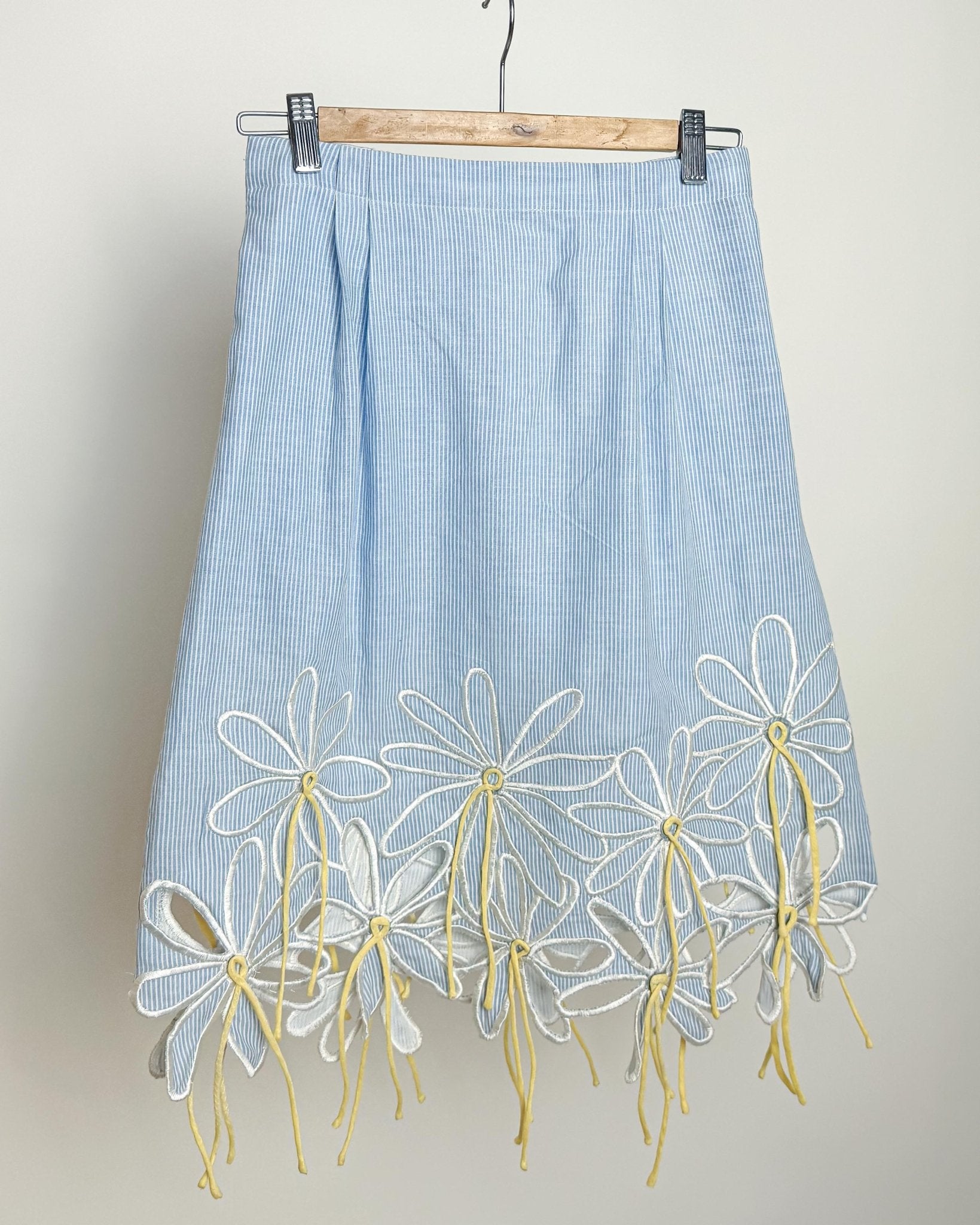 Blue Daisy Embroidered Skirt - erised pret